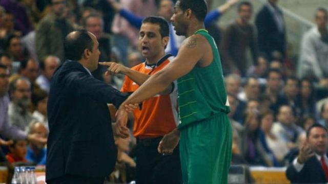 Mateo dialoga con uno de los árbitros en presencia de Tremmell Darden.