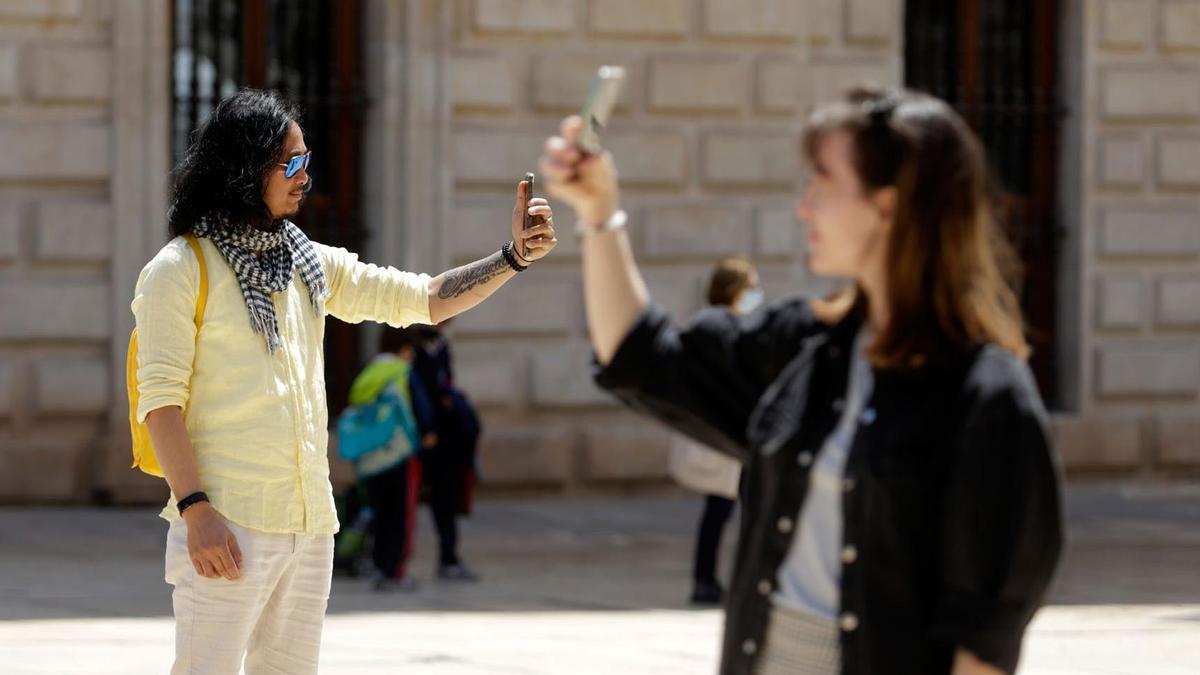 Turistas paseando por el Centro de Málaga.