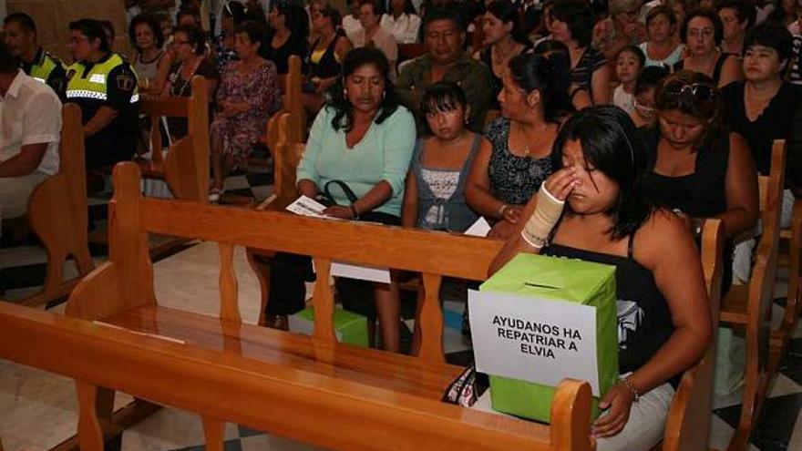 Un instante del funeral que ayer se celebró en Ondara. A la derecha, la familia recogiendo donativos para repatriar el cadáver