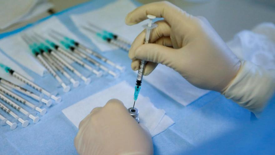 Un sanitario manipula una vacuna de Pfizer en el hospital de Lisboa.