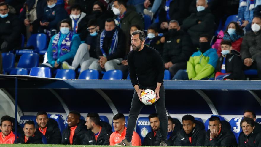 Quique Sánchez Flores da instrucciones a los suyos en el Coliseum