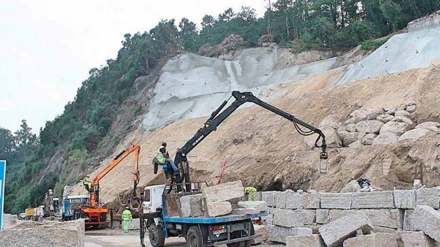 Obras en uno de los taludes del Corredor // SANTOS ÁLVAREZ