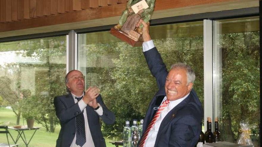 Suárez-Llanos y Fuertes, con la escultura que ARVI le regaló ayer antes del inicio de la comida en el Pazo de Cea. // FdV