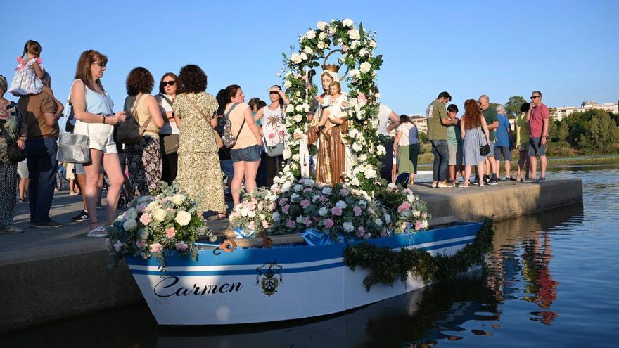 La Virgen del Carmen vuelve al río Guadiana con banda musical