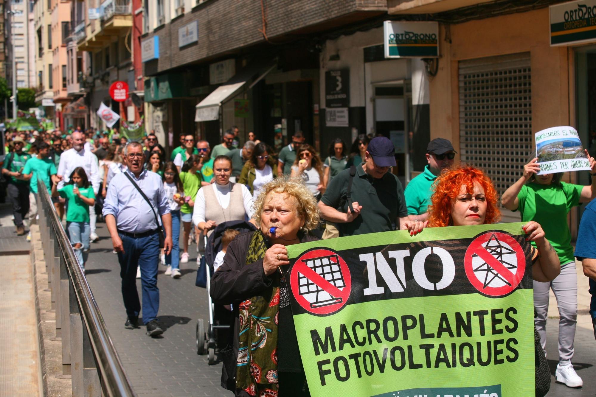 Una marea verde de 52 tractores y 700 personas grita en Castelló no a las macroplantas solares