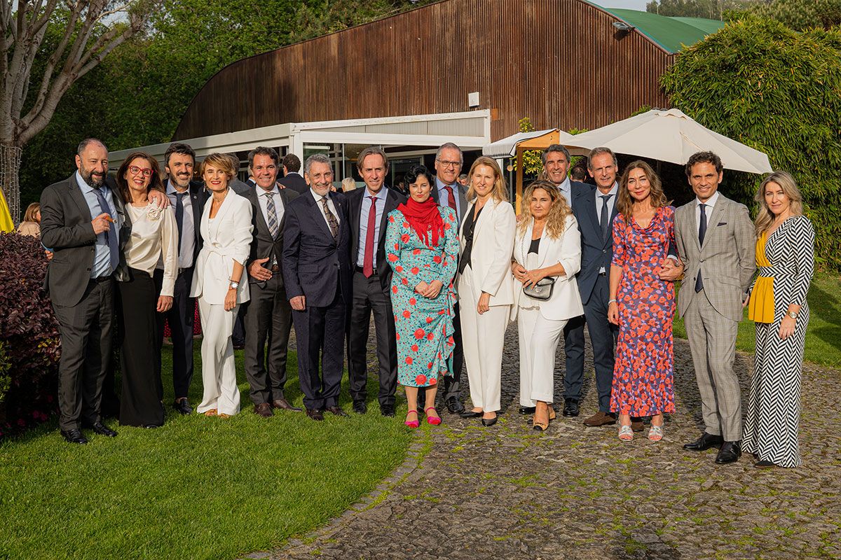 Carlos Mouriño con el director general del Celta, Antonio Chaves, los directores del club y sus parejas, ayer, durante la celebración.