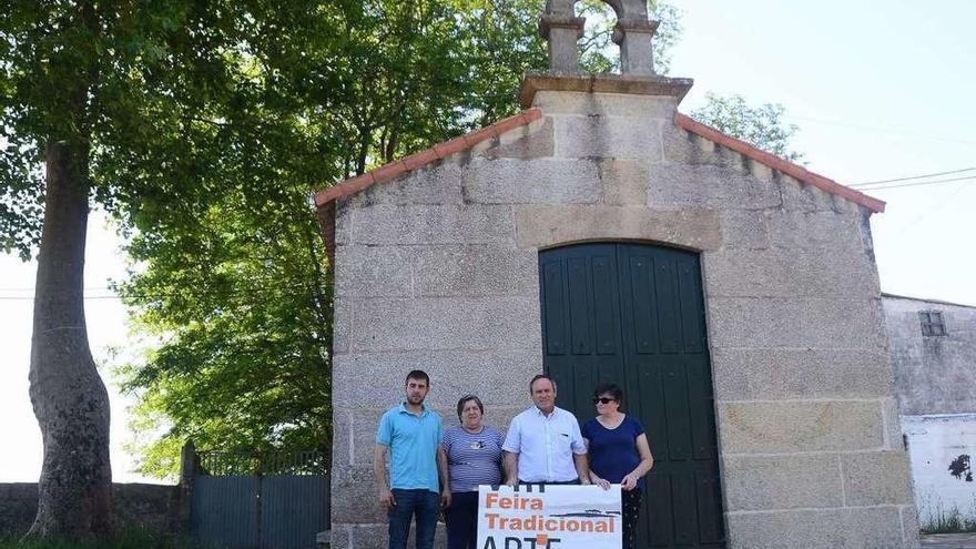 Directivos de Meiramar-Axóuxeres, en la capilla de Samertolaméu. // Gonzalo Núñez