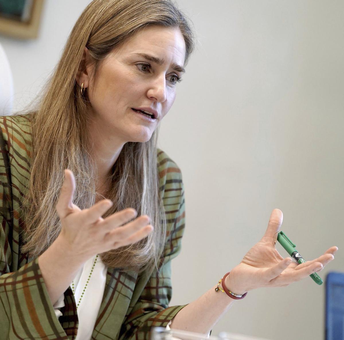 La ministra per a la Transició Ecològica, Sara Aagesen, al seu despatx, durant l’entrevista. | JOSÉ LUIS ROCA