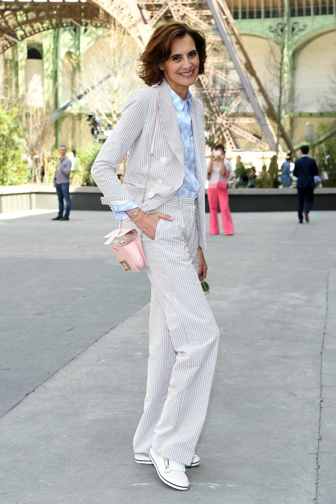 Inès de la Fressange con pantalón blanco de rayas