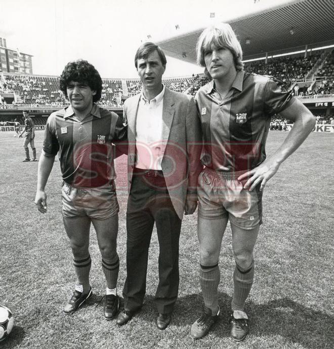 Diego Armando Maradona  junto a Johan Cruyff y Bernd Schuster en la temporada 82/83.