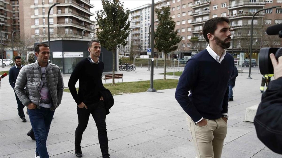 Jordi Figueras. Antonio Amaya. Ivan Amaya y Jorge Molina, acompañados de su abogado, a su llegada al Palacio de Justicia de Pamplona en 2015