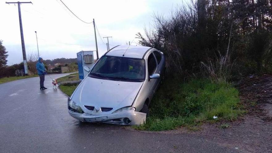 Situación en la que quedó el vehículo que se siniestró en Corbillón. // FDV