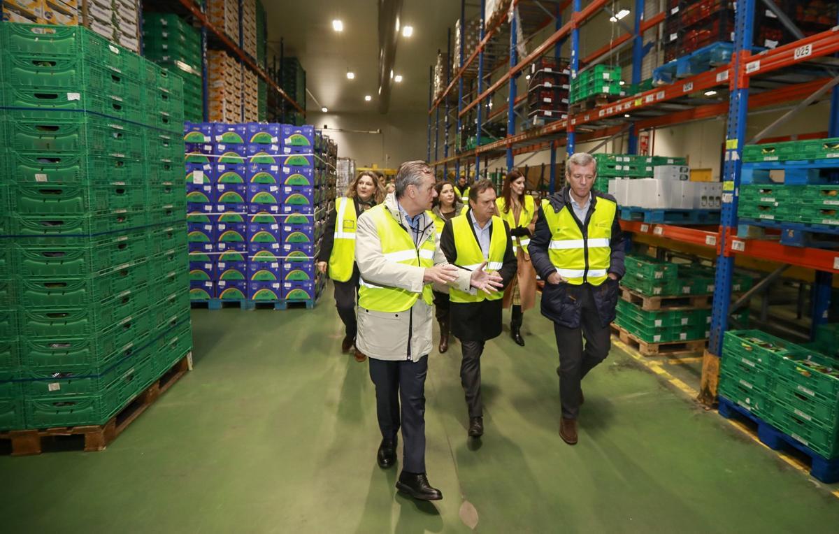 Roberto Tojeiro charla con Alfonsoi Rueda durante el recorrido por la planta
