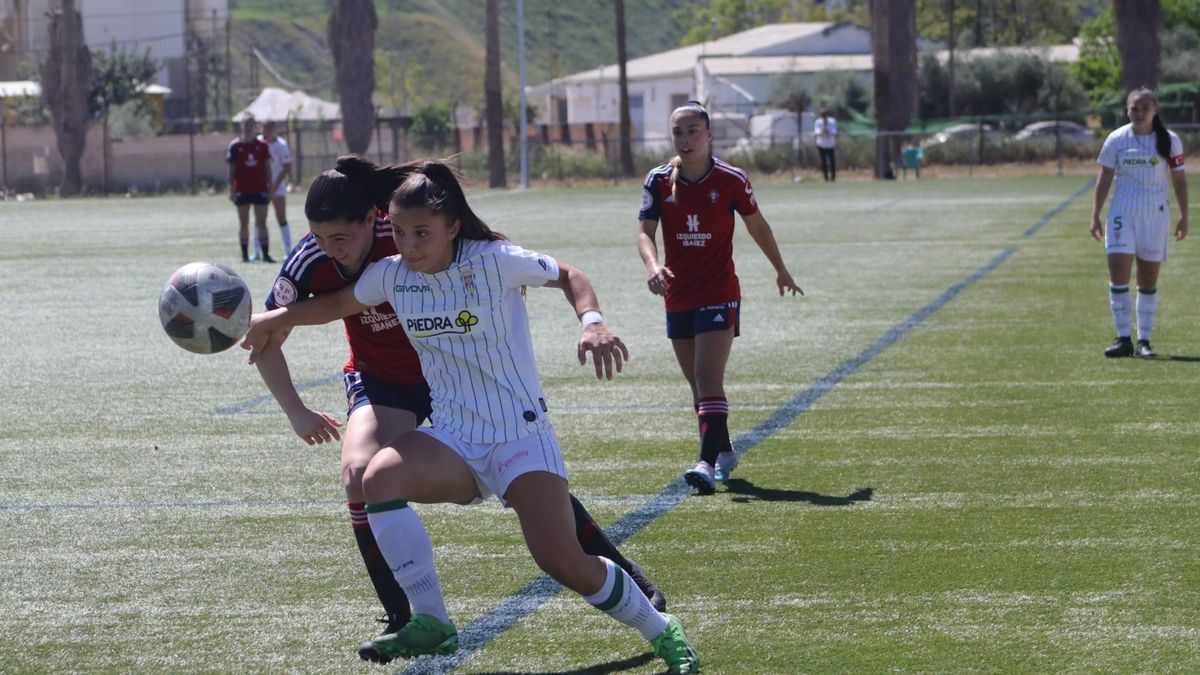 Lance del choque entre el Córdoba CF Femenino y el Osasuna Femenino en la Ciudad Deportiva.