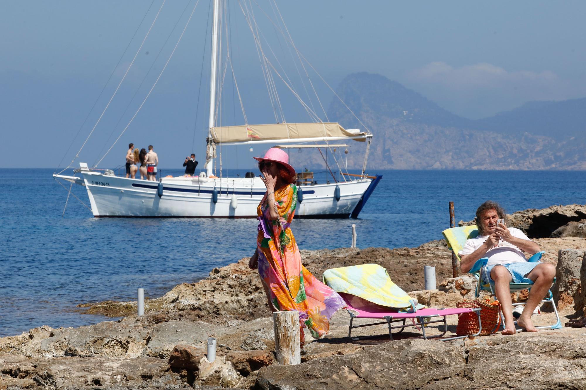 Temperaturas veraniegas y playas llenas en Ibiza