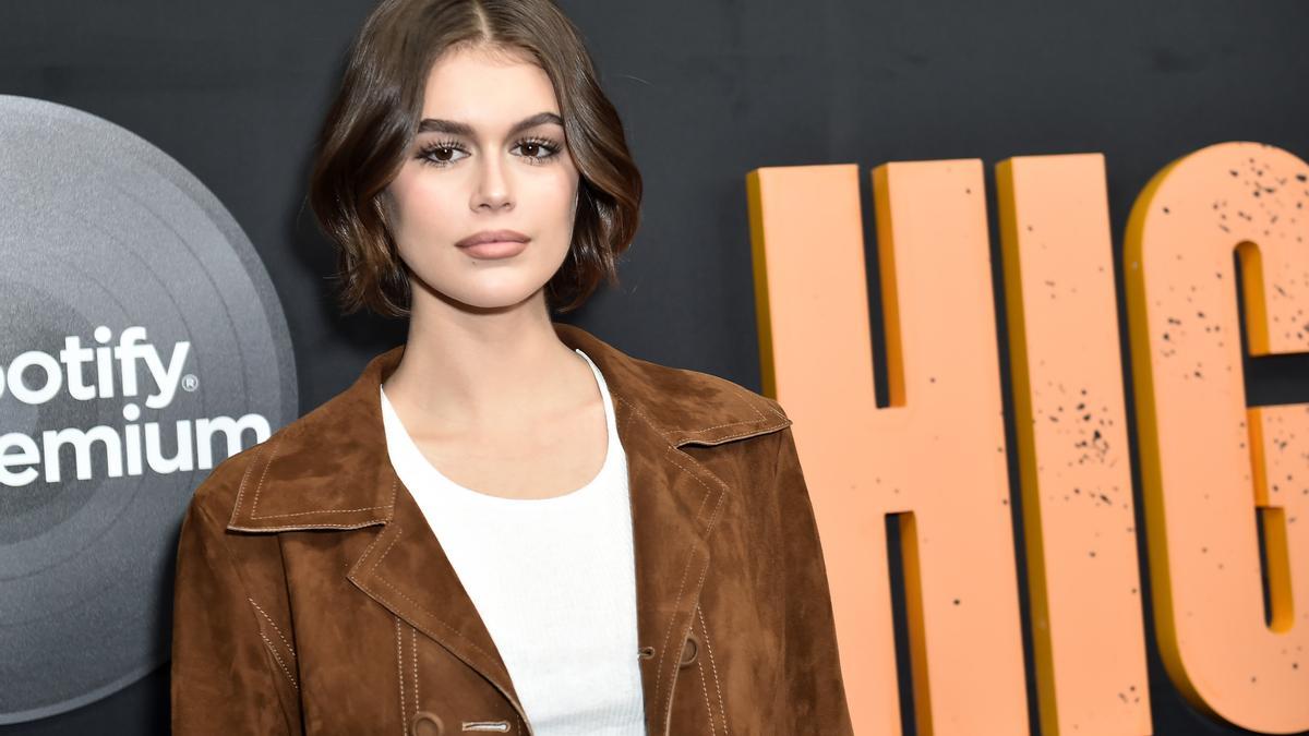 Kaia Gerber apuesta por un look cómodo de paseo junto a su novio