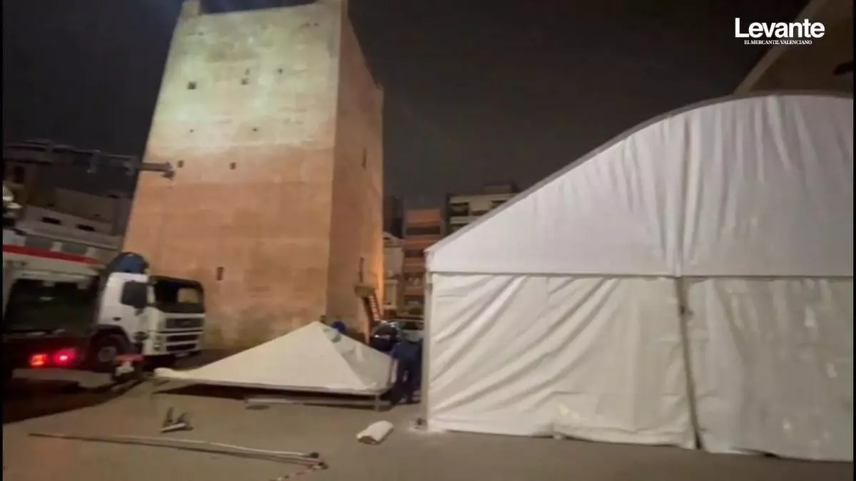 Las carpas falleras toman las calles de l'Horta bajo la lluvia