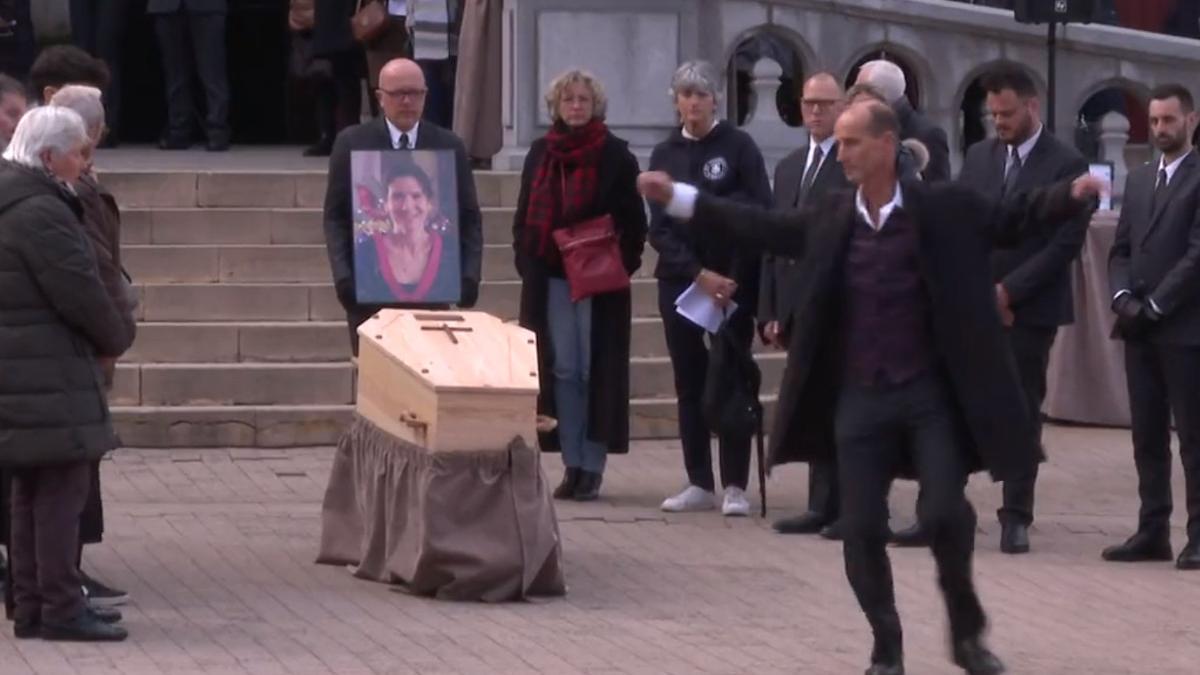 El viudo de la profesora asesinada en Francia baila en su funeral