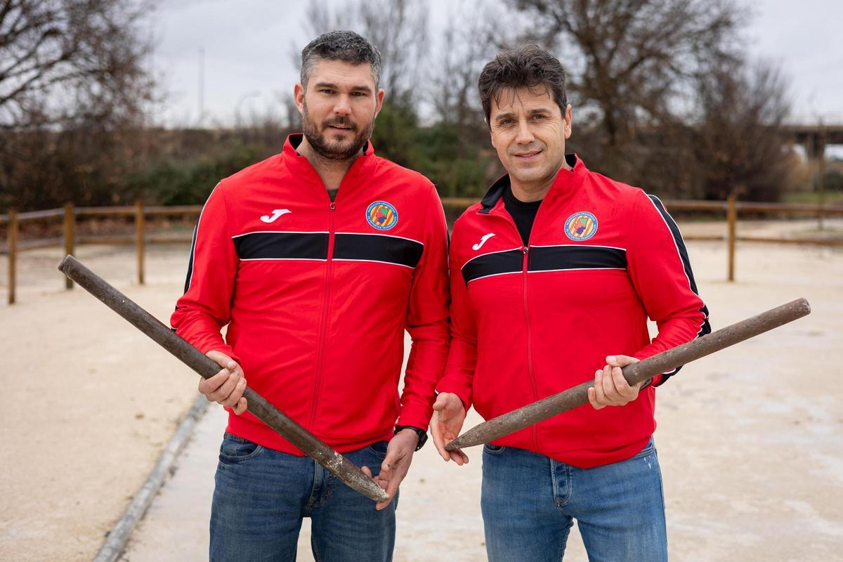 Carlos Serrano y Carlos Losilla en la pista de barra aragonesa de Rosales del Canal, esta semana en Zaragoza.