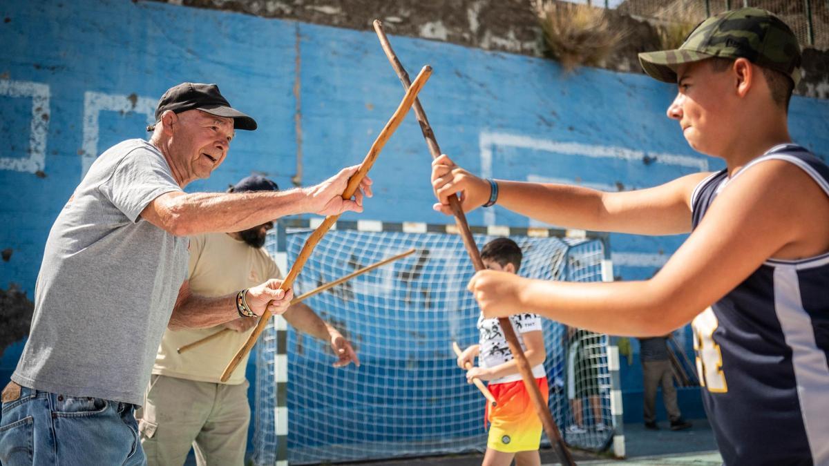 Tres generaciones separan a Marino Acosta y Jorge Rodríguez, unidos por el Palo este jueves en Valleseco.