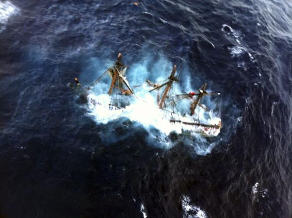 Fotografia cedida per la Guàrdia Costanera nord-americana que mostra al vaixell britànic ’Bounty’ submergit a l’Oceà Atlàntic durant l’huracà ’Sandy’. Dels 16 tripulants, el servei de Guardacostes va rescatar 14 persones i va recuperar el cadàver d’una dona, mentre que es continua la recerca del capità. El vaixell és una rèplica construïda per a la pel·lícula ’El motí del Bounty’, del 1963, protagonitzada per Marlon Brando, i que també ha estat utilitzada a ’Pirates del Carib’.