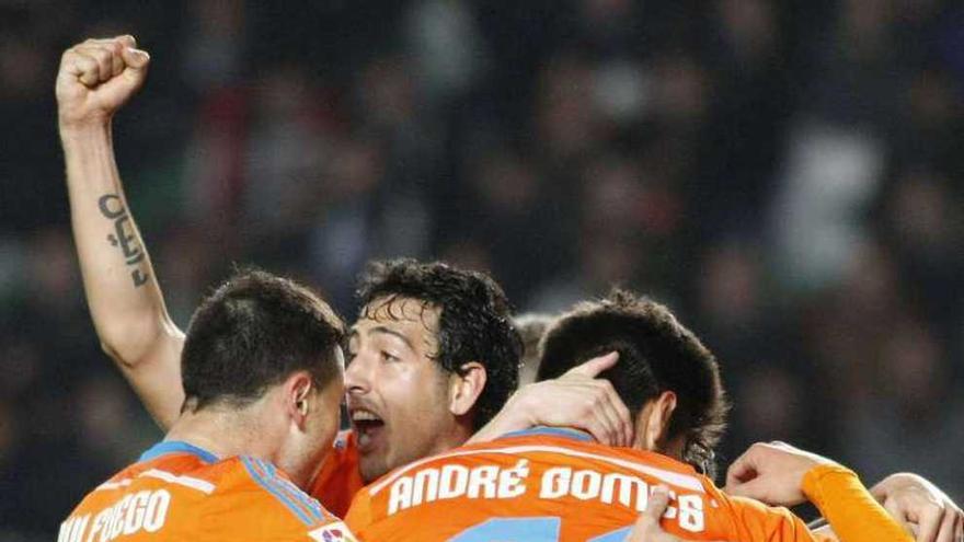 Los valencianistas celebran uno de sus goles.