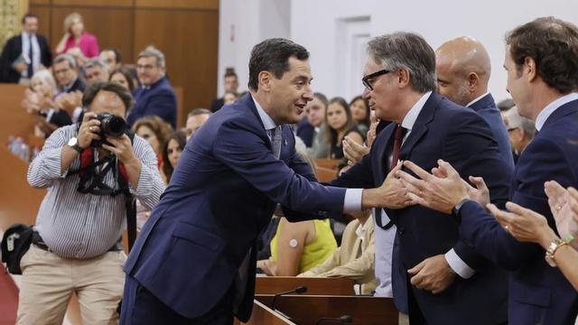 Juanma Moreno i Manuel Gavira atenen els mitjans després de subscriure l’Acord de Govern i Estabilitat per a Andalusia. | MARÍA JOSÉ LÓPEZ / EUROPA PRESS