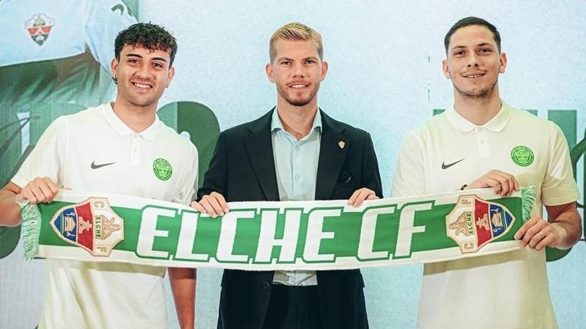 Buonanotte, Schinocca y Osorio posan con una bufanda del Elche en la presentación de los dos futbolistas argentinos.