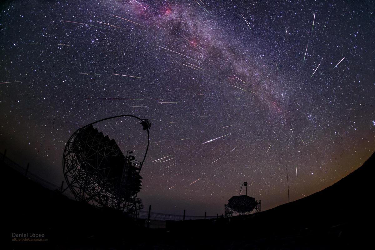 Lluvia de Perseidas vista desde el Observatorio del Roque de los Muchachos, en La Palma.