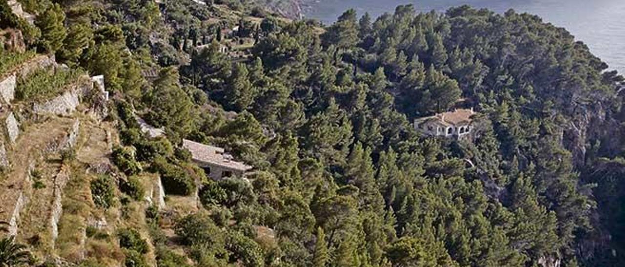 La finca está ubicada en la Serra de Tramuntana y se accede por un sinuoso sendero de 300 metros.