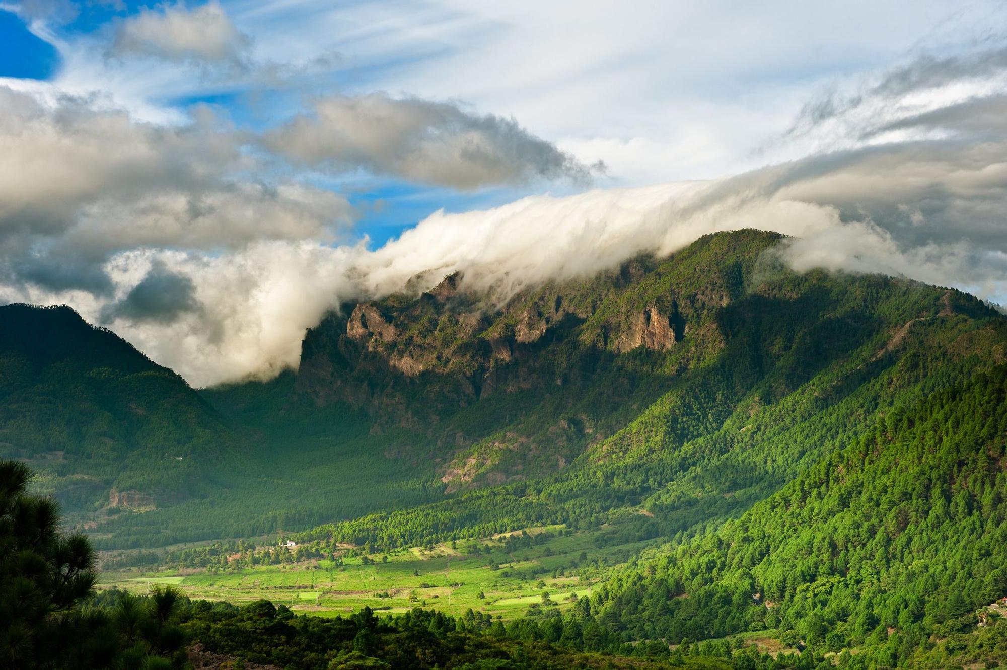 Las verdes laderas de La Palma muestran su riqueza natural