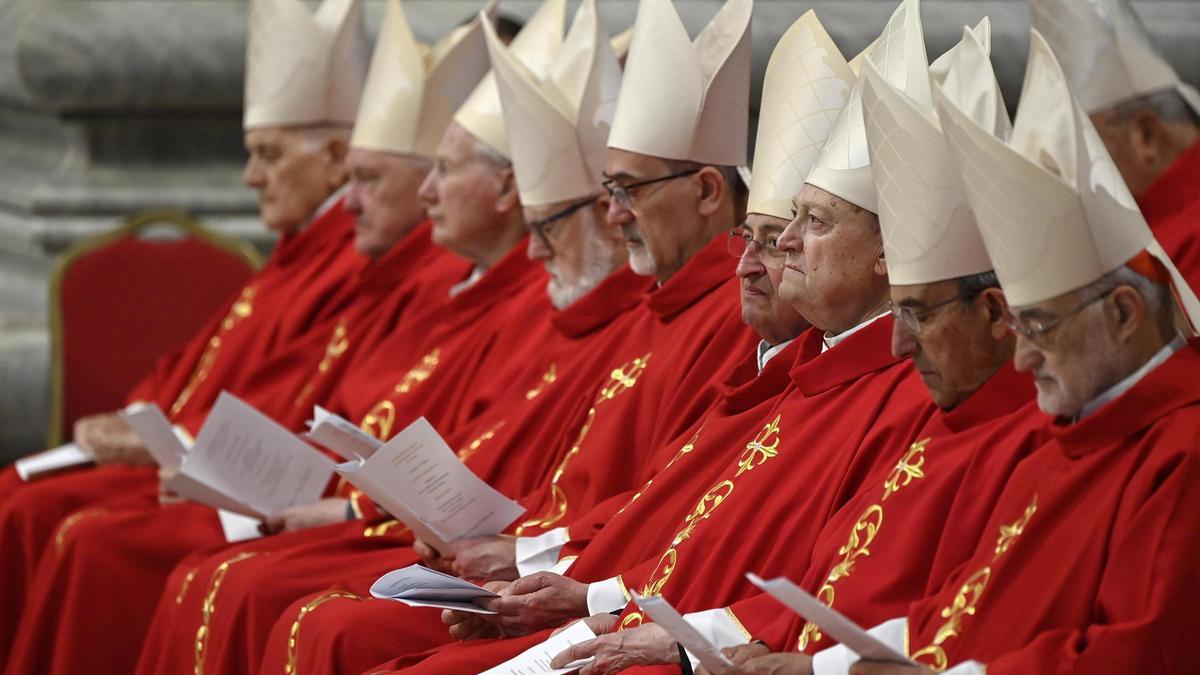 Cardenales durante una misa en honor al papa Francisco, este martes en el Vaticano.