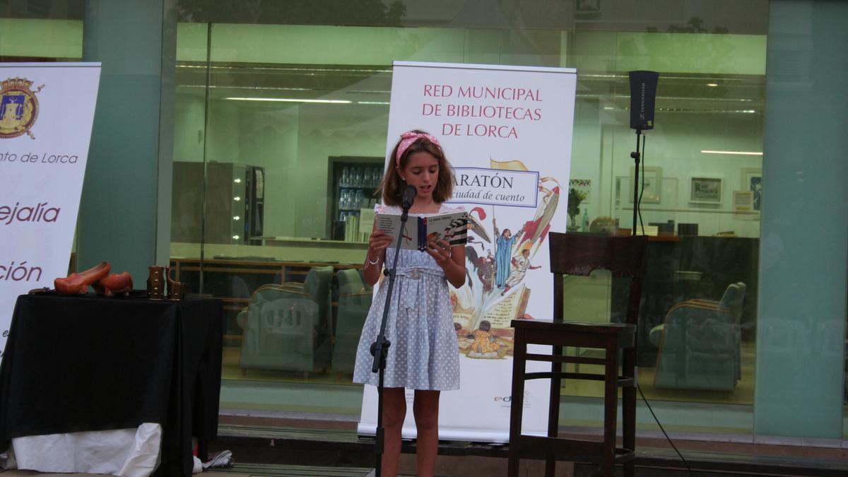 Cecilia Martínez Aznar fue otra de las habituales usuarias de la Biblioteca Municipal Infantil que se subía al escenario para contar un cuento.