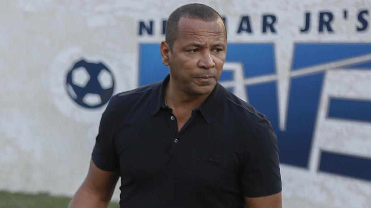 El padre de Neymar ha cargado contra la directiva del FC Barcelona