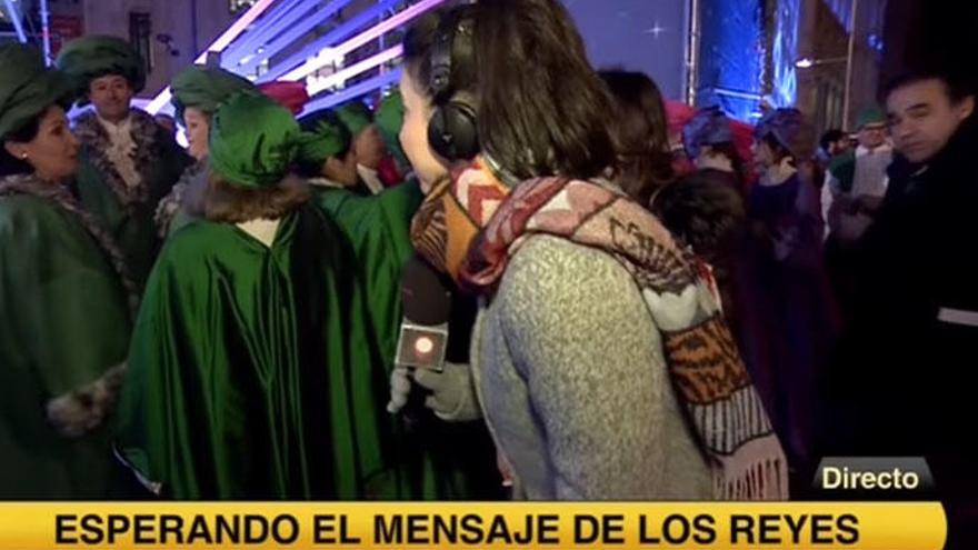 Una reportera busca a quién entrevistar