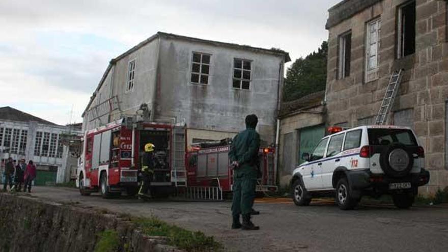 Protección Civil y bomberos sofocan un incendio en el antiguo economato de Massó