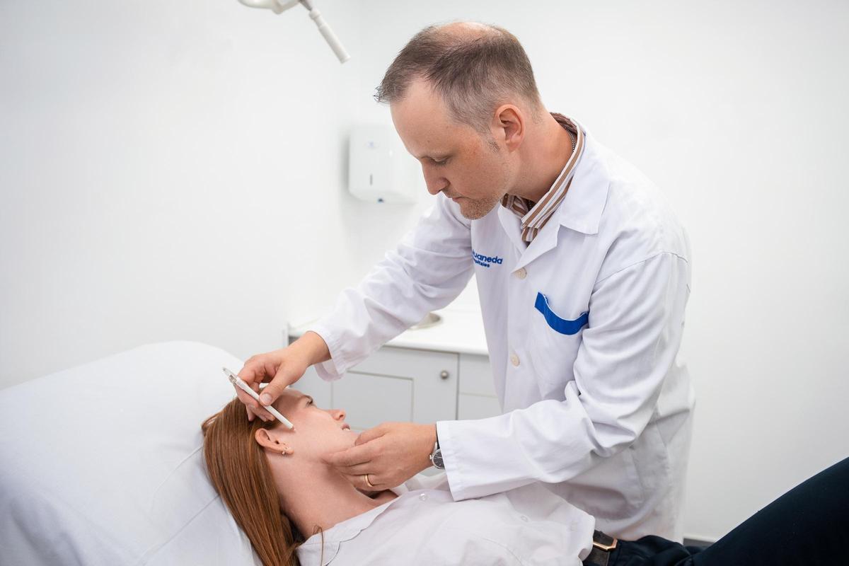 Dr. Thomas Robertson erklärt seinen patienten in ruhe alle Möglichkeiten und Grenzen der behandlungen.
