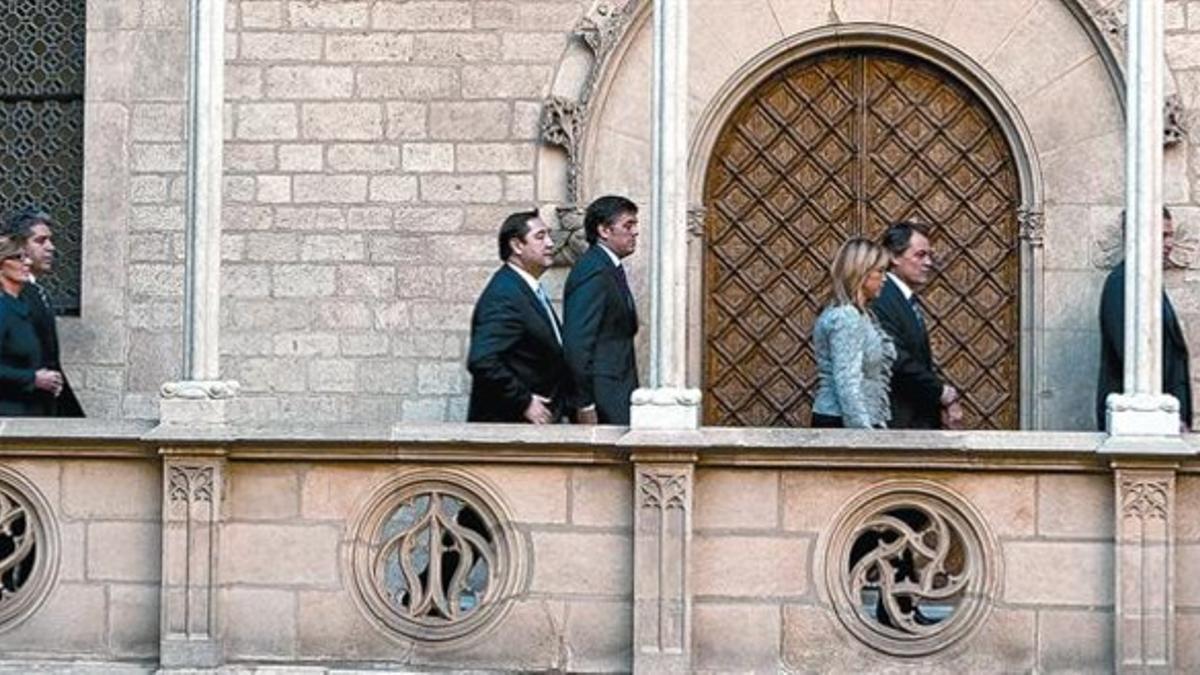 Mas y Ortega, seguidos de algunos de los nuevos 'consellers', en el Palau de la Generalitat.