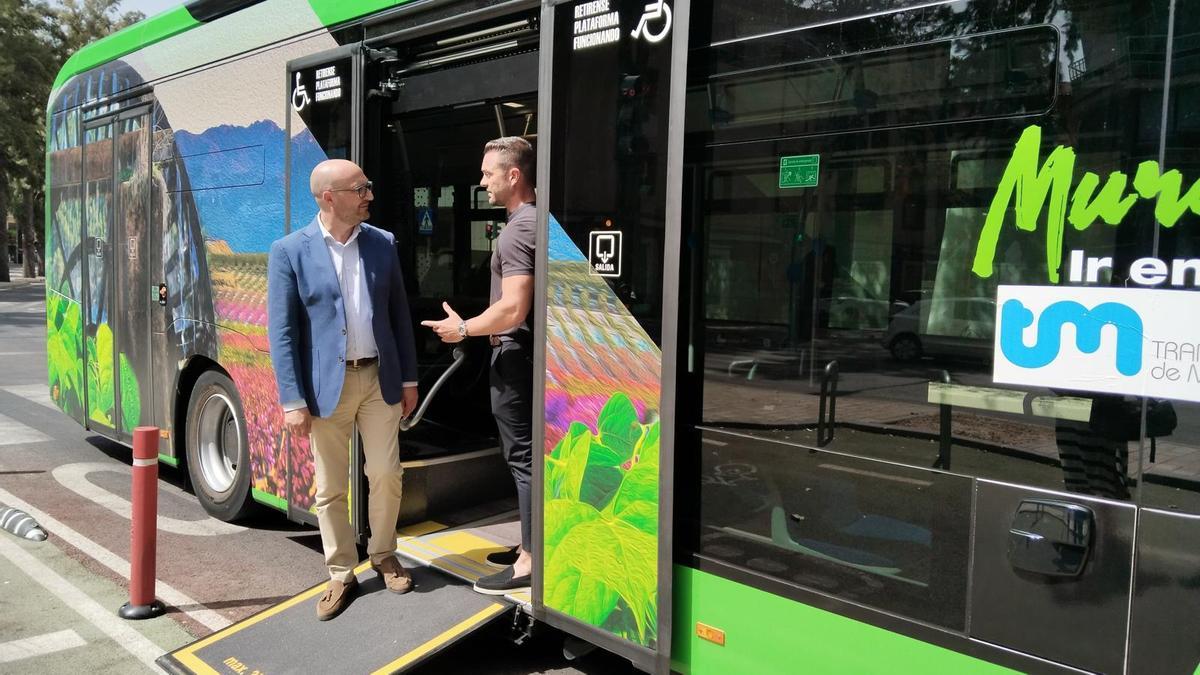 El concejal José Francisco Muñoz en uno de los nuevos autobuses de suelo bajo que facilita la accesibilidad para personas con movilidad reducida.