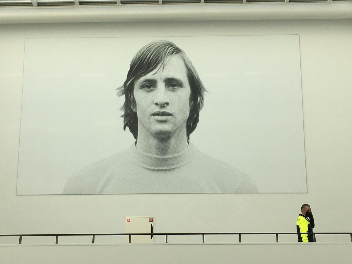 Una imagen de Cruyff en el estadio que lleva su nombre, en Amsterdam