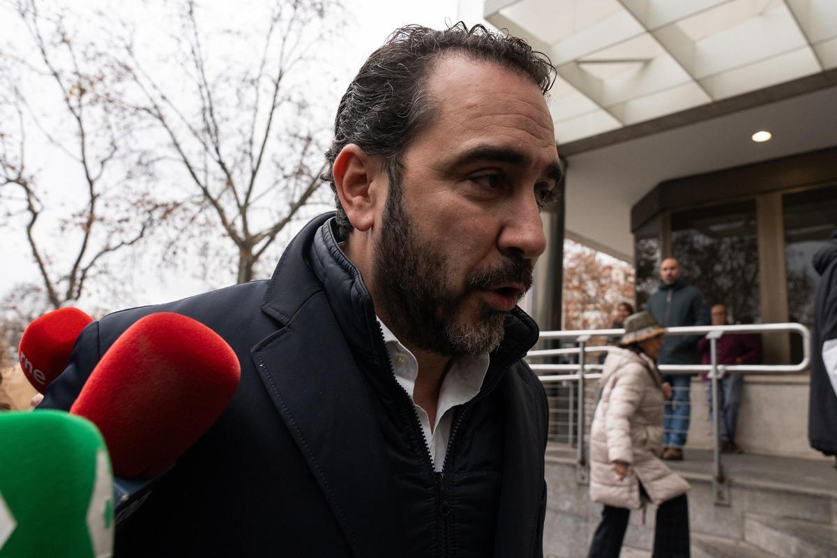 Archivo - Víctor de Aldama a su llegada a los Juzgados de Plaza de Castilla, a 22 de enero de 2025, en Madrid (España). El juez que investiga a Begoña Gómez interroga hoy, en calidad de testigos, a los representantes de Google Spain, Indra y Telefónica so