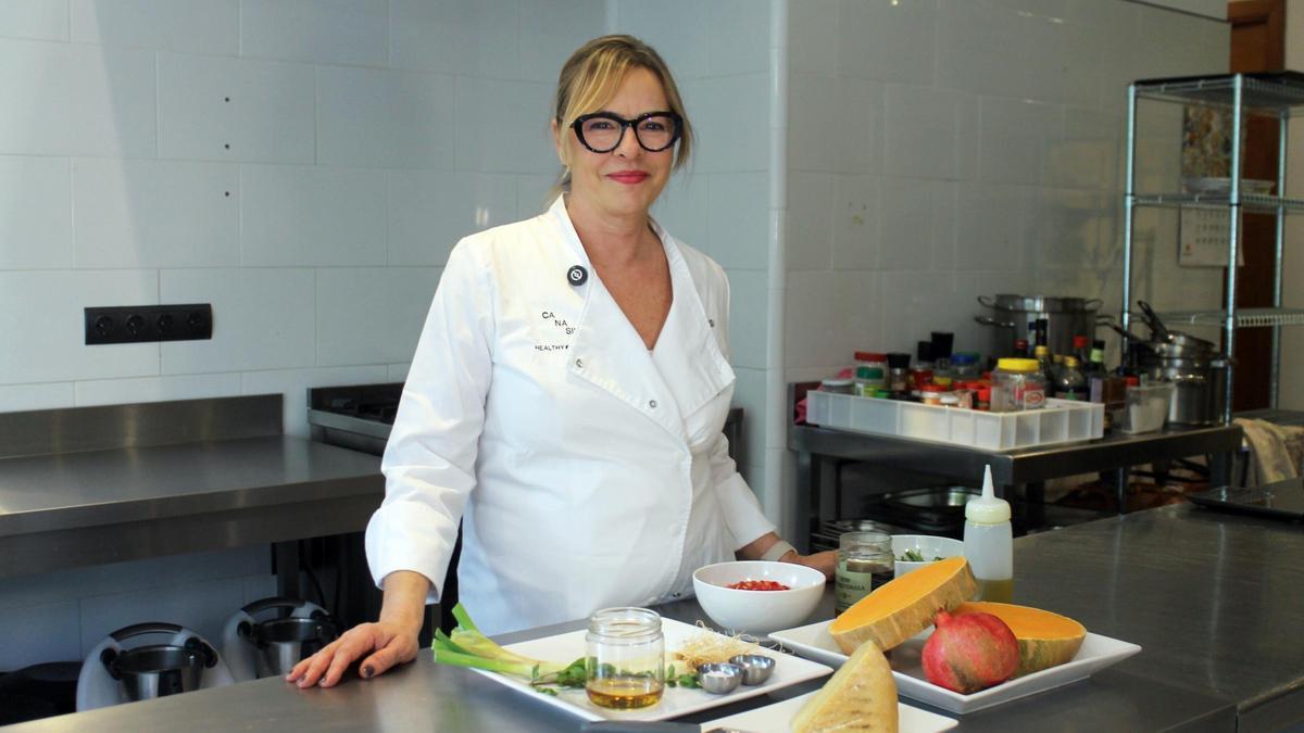 Joana Rosselló propietaria de Ca Na Sibi Tasty Health, cocinando una ensalada