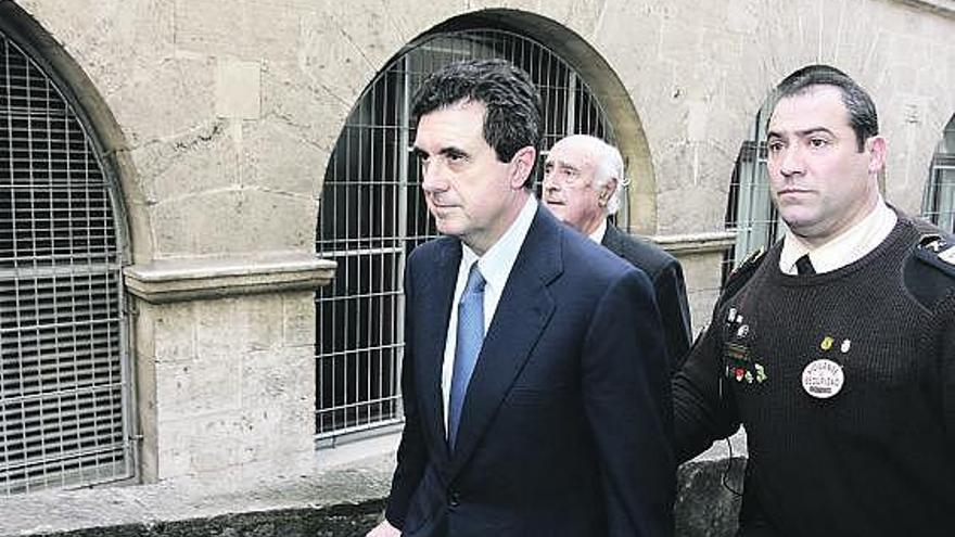 Jaume Matas llega a la sede judicial junto a su abogado y un guardia de seguridad.