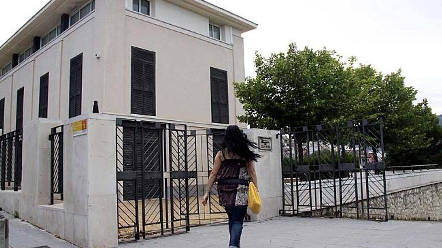 En este edificio está el local de Alcoi Solidari, al final del paseo del Viaducto.