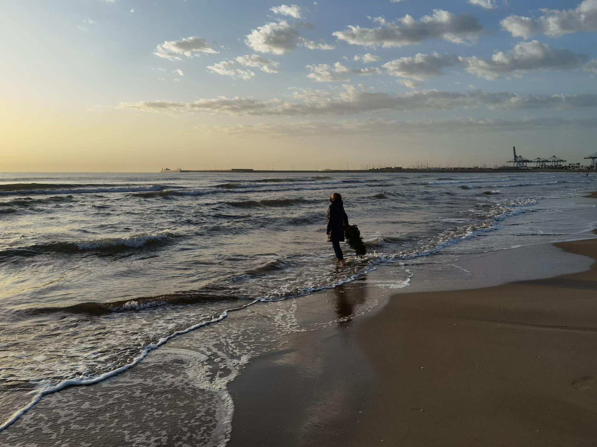 La hermandad del Cristo del Salvador acude a rezar a la playa de El Cabanyal