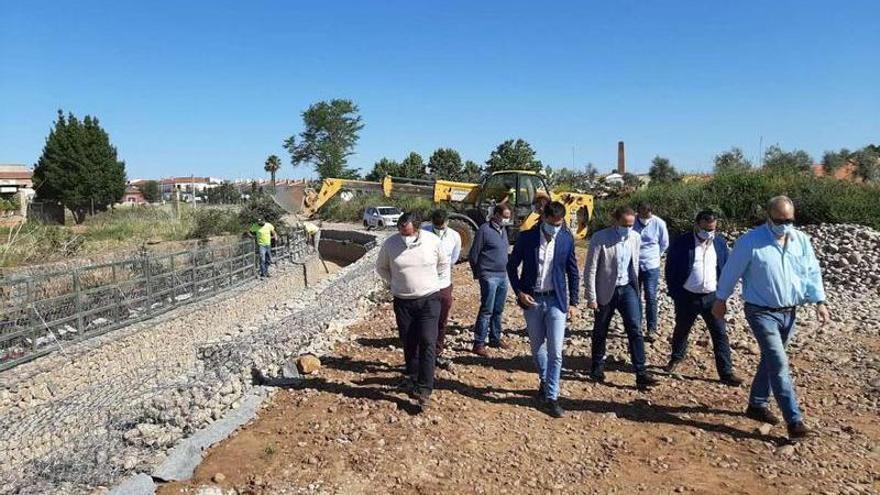 Varios representantes públicos visitaron ayer las obras.