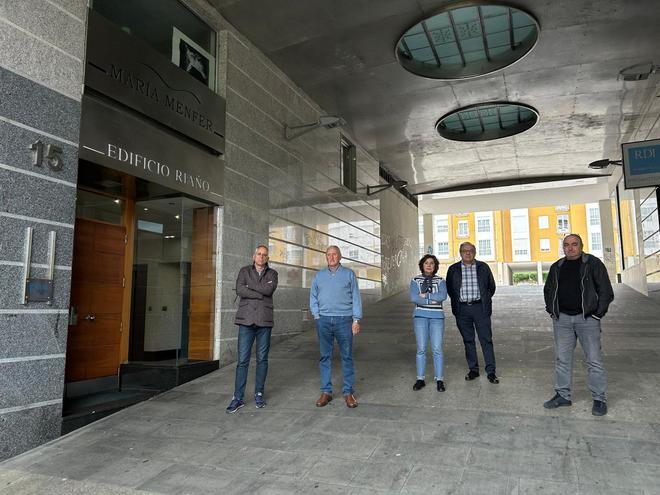 EN IMÁGENES: Quejas por inundaciones de vecinos de un portal de Pola de Siero