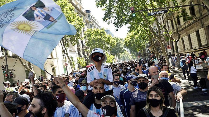 Cues quilomètriques ahir a Buenos Aires per acomiadar Maradona a la Casa Rosada.