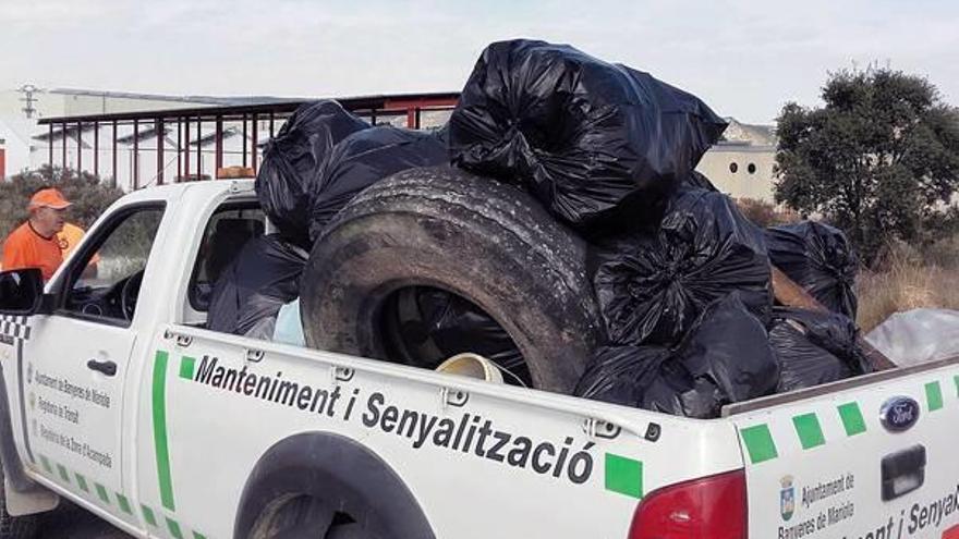 Los voluntarios de Banyeres retiran cinco camionetas de basuras en distintos parajes
