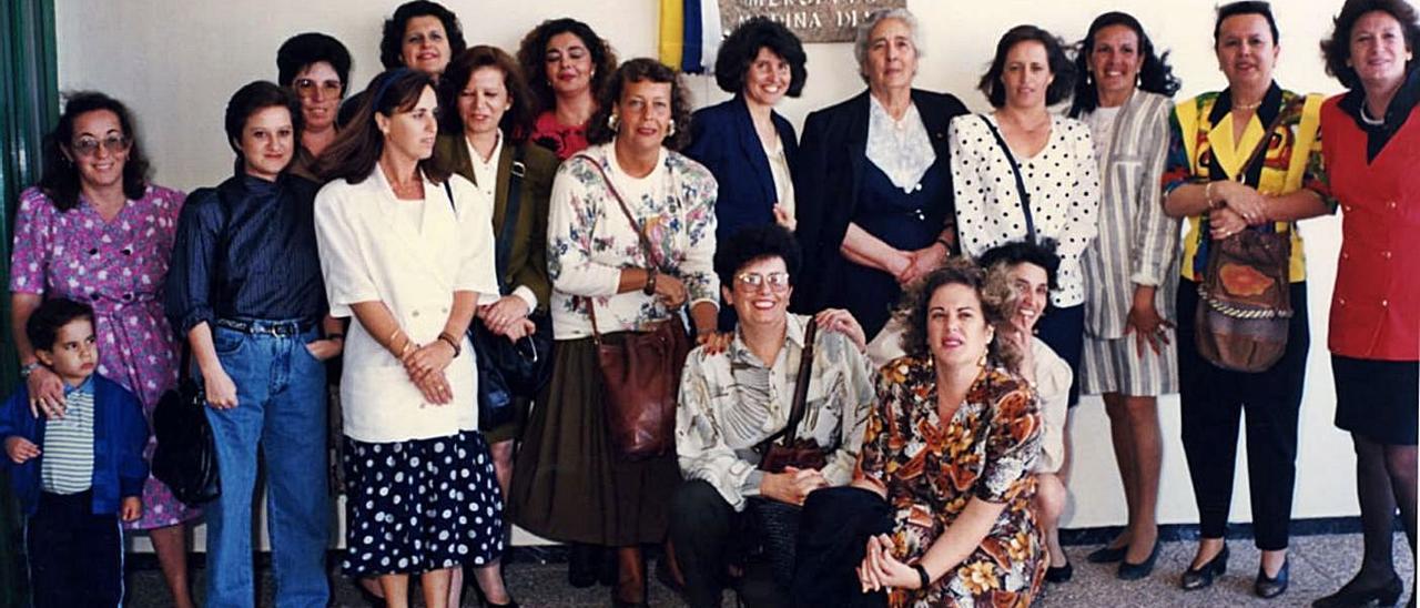 Mercedes Medina, junto a su placa, posa con antiguas alumnas. | | LP/DLP